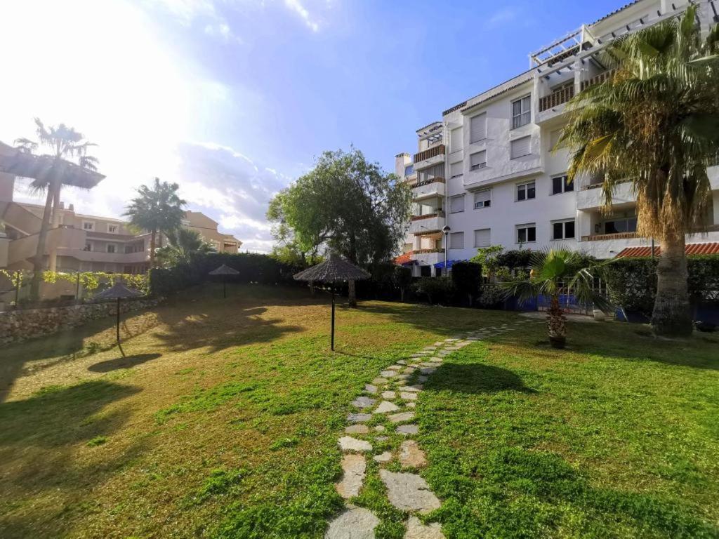 2Bdr Sunny Apartment With Pool And Private Parking In Benalmádena Exterior foto